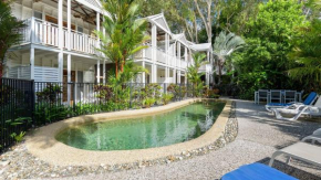 Craven Cottage at Full Moon Terraces - Tropical Queenslander Townhouse
